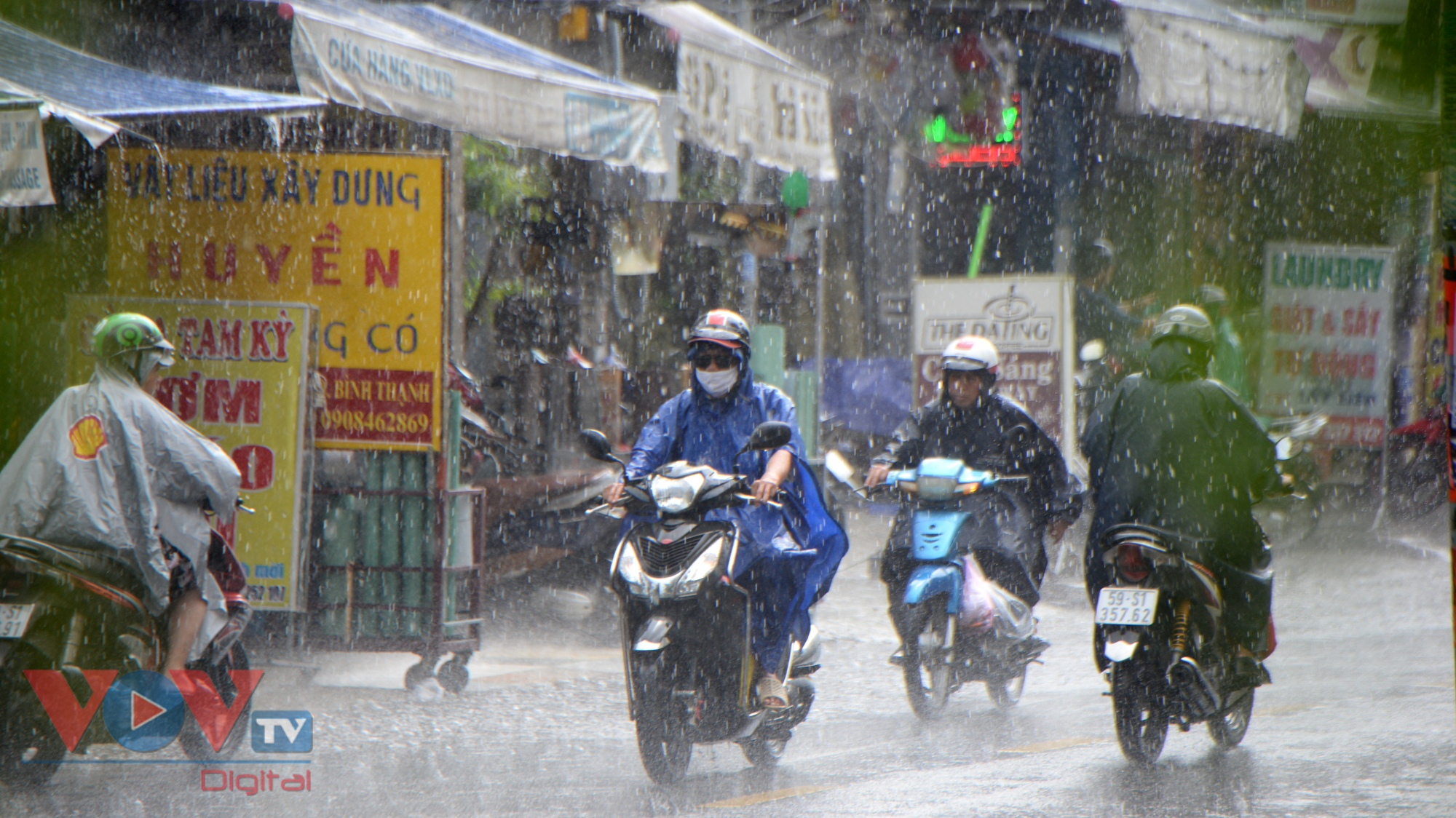 TP.HCM có 25 tuyến đường bị ngập do mưa, chủ yếu ở hai địa phương - Ảnh 1.