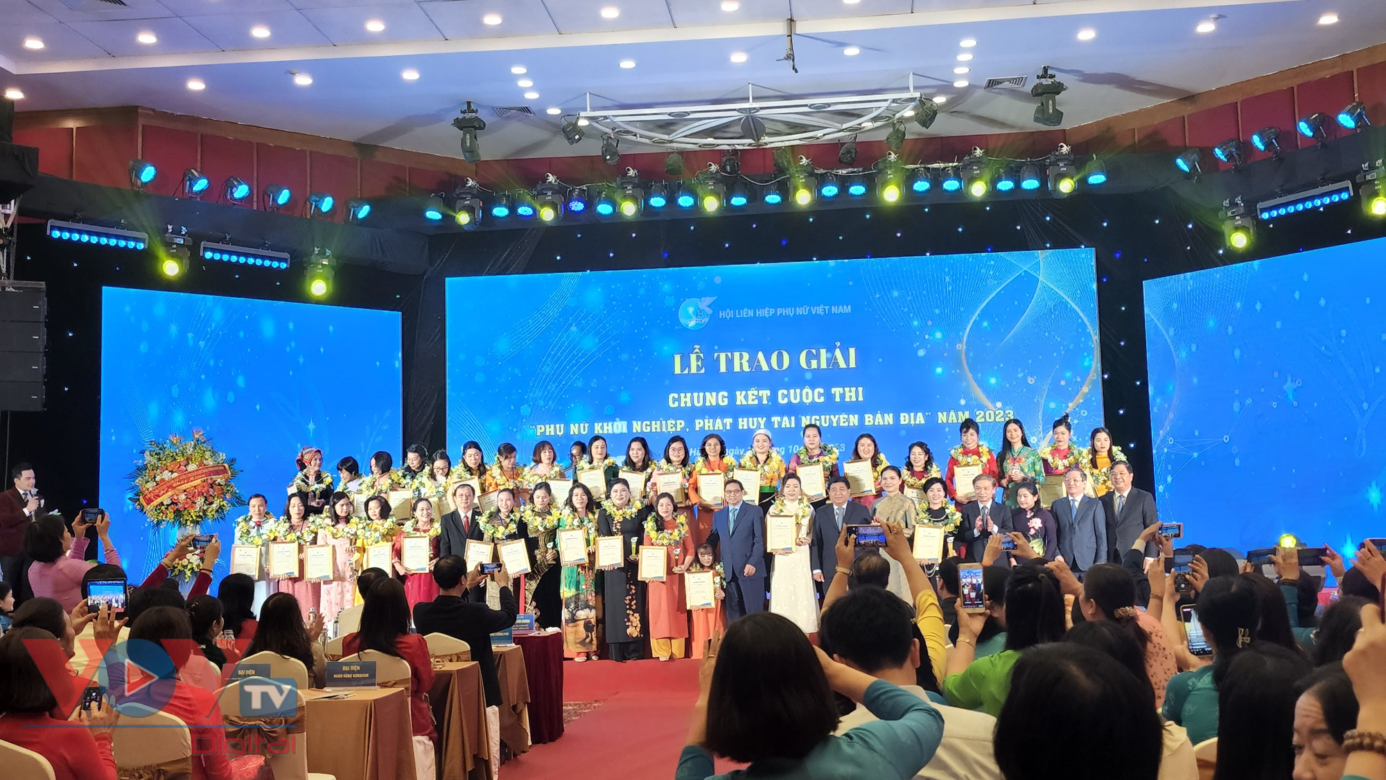 Thủ tướng Phạm Minh Chính dự lễ trao giải Chung kết toàn quốc Cuộc thi “Phụ nữ khởi nghiệp, phát huy tài năng nguyên bản địa” - Ảnh 2.