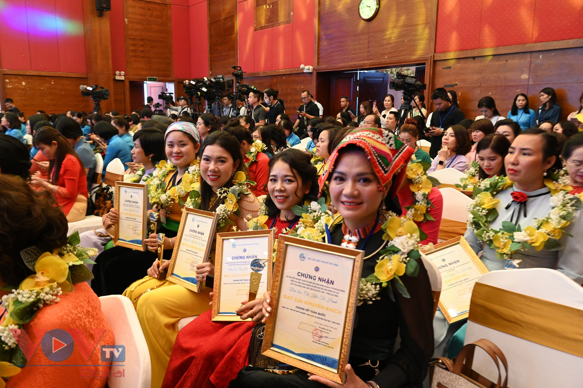 Thủ tướng Phạm Minh Chính dự lễ trao giải Chung kết toàn quốc Cuộc thi “Phụ nữ khởi nghiệp, phát huy tài năng nguyên bản địa” - Ảnh 4.