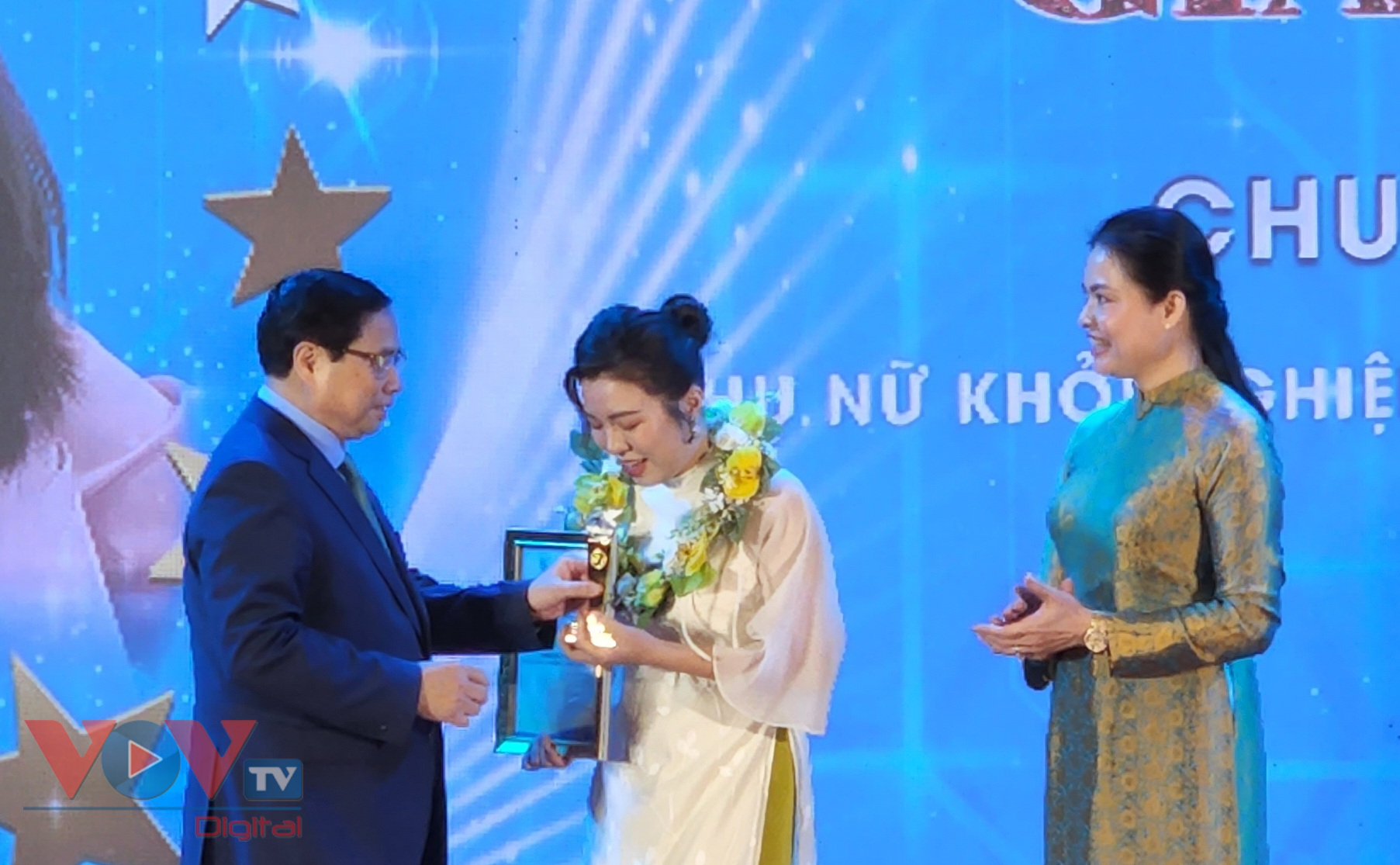 Thủ tướng Phạm Minh Chính dự lễ trao giải Chung kết toàn quốc Cuộc thi “Phụ nữ khởi nghiệp, phát huy tài năng nguyên bản địa” - Ảnh 5.