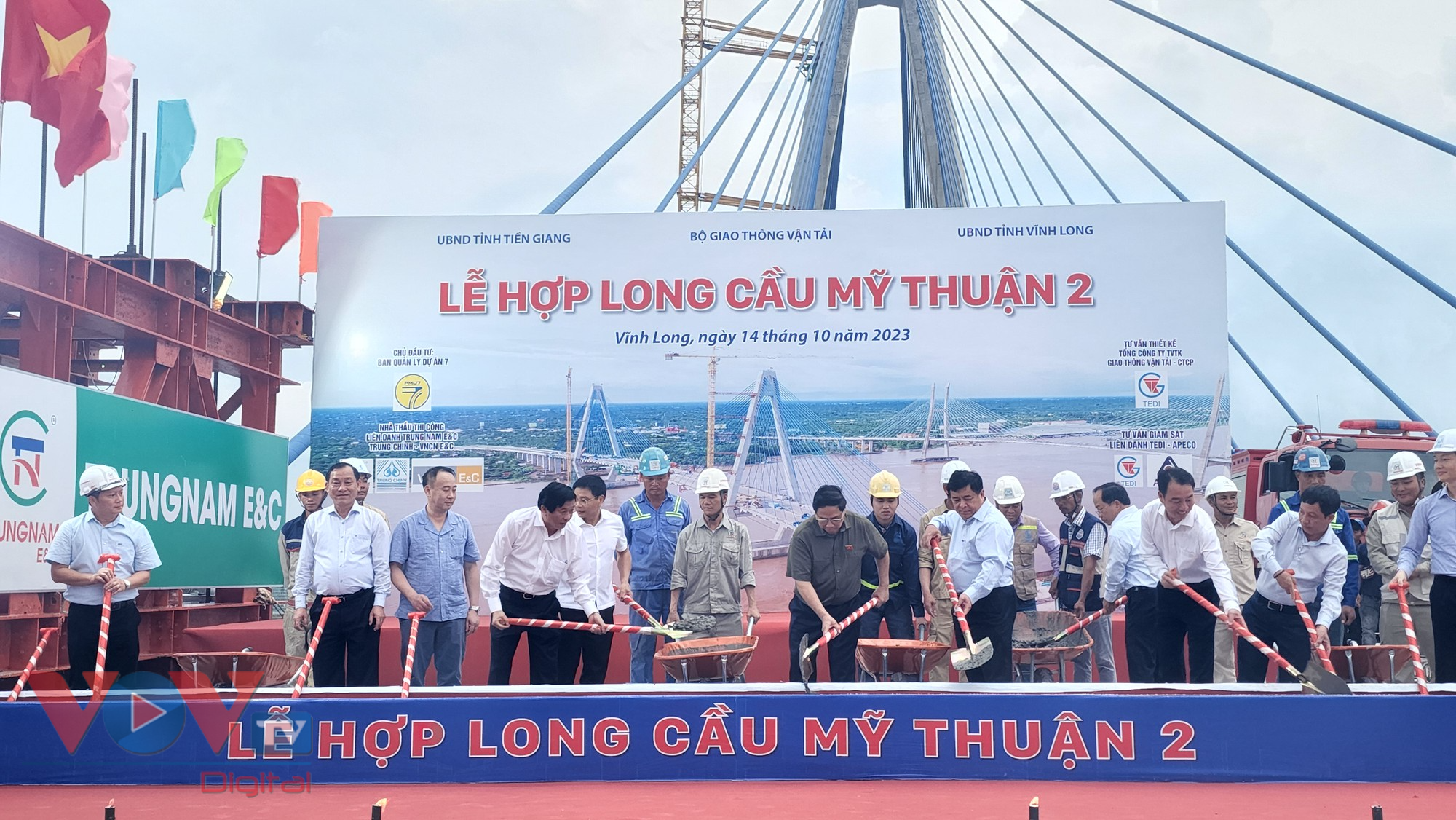 Thủ tướng Chính phủ Phạm Minh Chính dự lễ hợp long cầu Mỹ Thuận 2 - Ảnh 4.