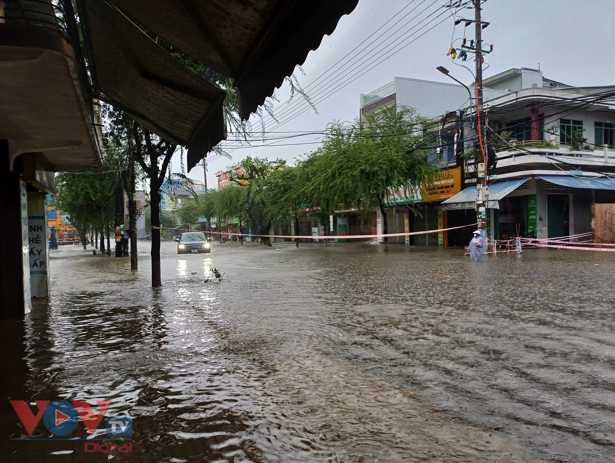 Nhiều tuyến đường ở Tam Kỳ ngập sâu, nước sông tràn lên đường phố Hội An - Ảnh 2.