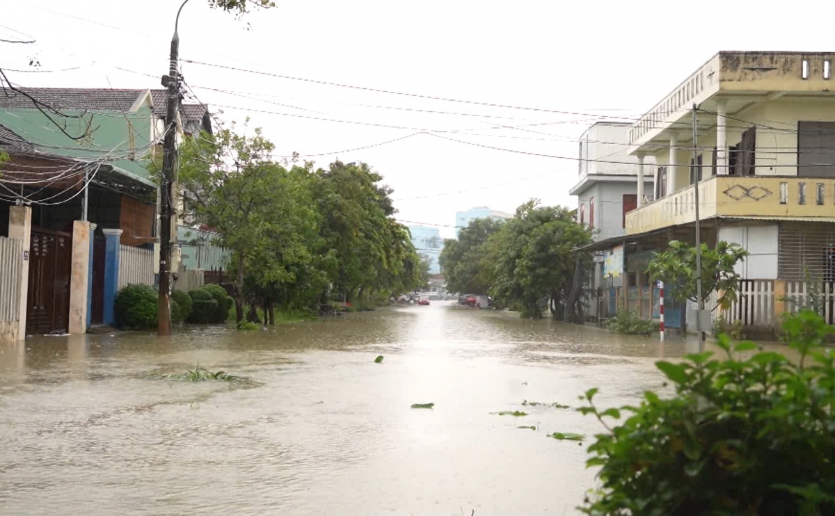 Thời tiết 16/10: Khu vực Đà Nẵng, Quảng Nam, Quảng Ngãi có mưa rất to - Ảnh 1.