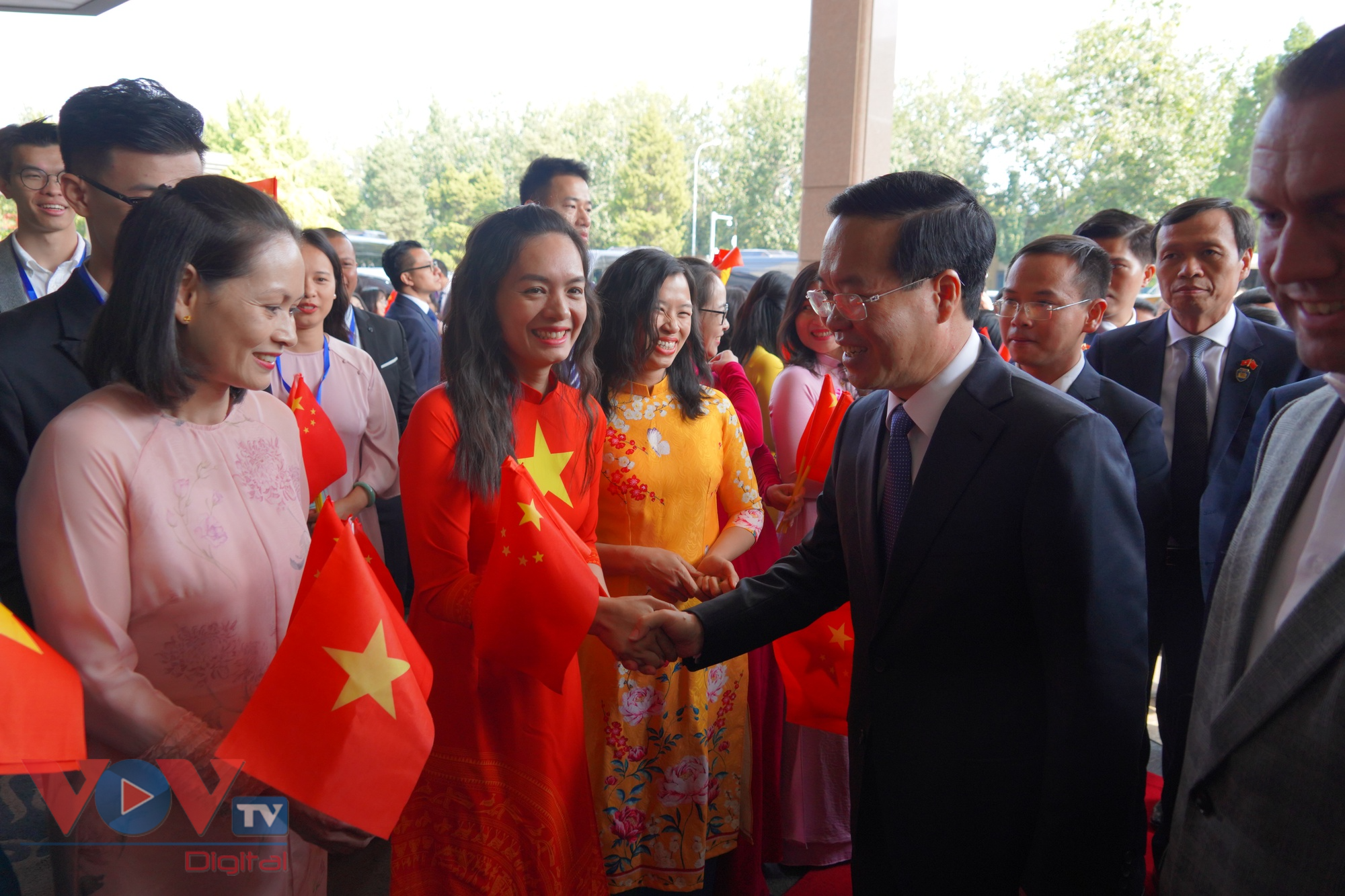 Chủ tịch nước đến Bắc Kinh tham dự Diễn đàn cấp cao &quot;Vành đai và Con đường&quot; - Ảnh 1.