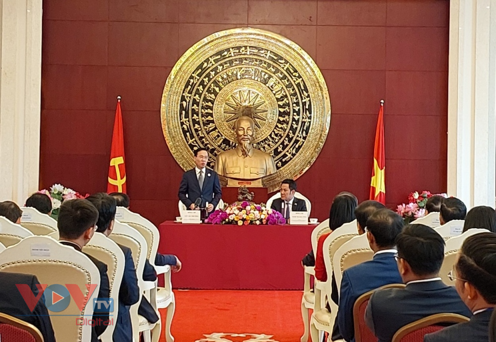 Chủ tịch nước gặp gỡ cán bộ các cơ quan đại diện ngoại giao tại Trung Quốc - Ảnh 1.