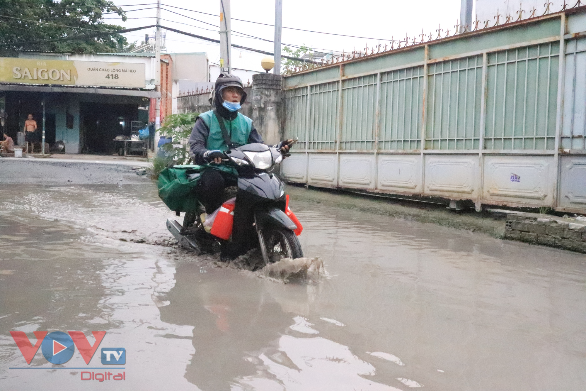 Đường ở TP.HCM ngập nửa năm nước chưa rút, dân kêu trời - Ảnh 6.