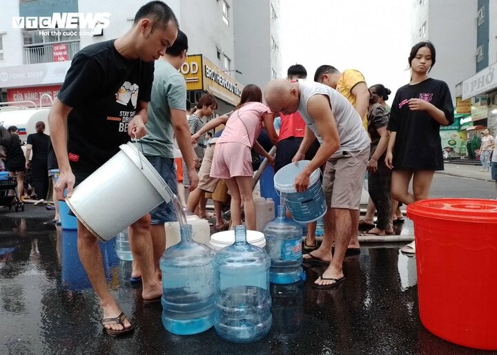 Sau loạt chỉ đạo, cư dân Khu đô thị Thanh Hà vẫn phải xách xô chờ lấy nước sạch - Ảnh 8.