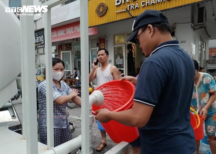 Sau loạt chỉ đạo, cư dân Khu đô thị Thanh Hà vẫn phải xách xô chờ lấy nước sạch - Ảnh 6.