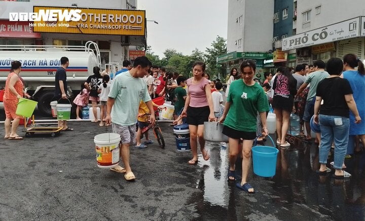 Sau loạt chỉ đạo, cư dân Khu đô thị Thanh Hà vẫn phải xách xô chờ lấy nước sạch - Ảnh 3.