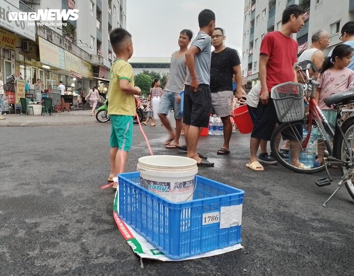 Sau loạt chỉ đạo, cư dân Khu đô thị Thanh Hà vẫn phải xách xô chờ lấy nước sạch - Ảnh 10.