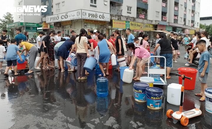 Sau loạt chỉ đạo, cư dân Khu đô thị Thanh Hà vẫn phải xách xô chờ lấy nước sạch - Ảnh 4.