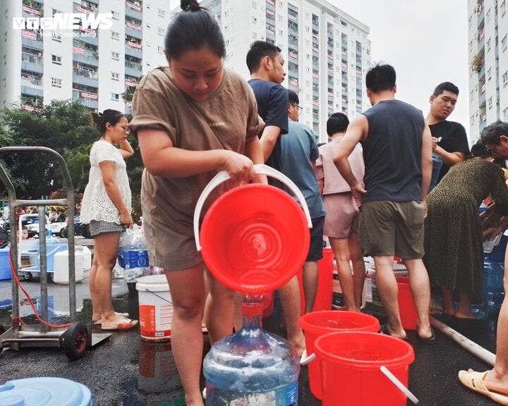 Sau loạt chỉ đạo, cư dân Khu đô thị Thanh Hà vẫn phải xách xô chờ lấy nước sạch - Ảnh 7.