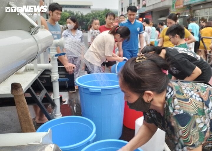 Sau loạt chỉ đạo, cư dân Khu đô thị Thanh Hà vẫn phải xách xô chờ lấy nước sạch - Ảnh 5.