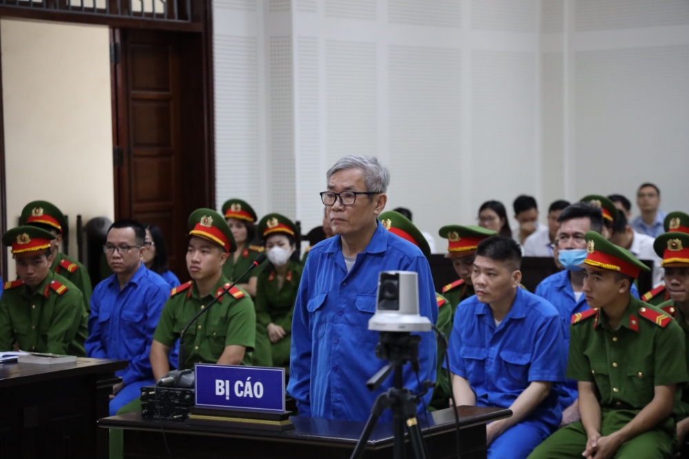 Xét xử sơ thẩm vụ án liên quan đến đấu thầu tại Bệnh viện Sản - Nhi Quảng Ninh - Ảnh 4.