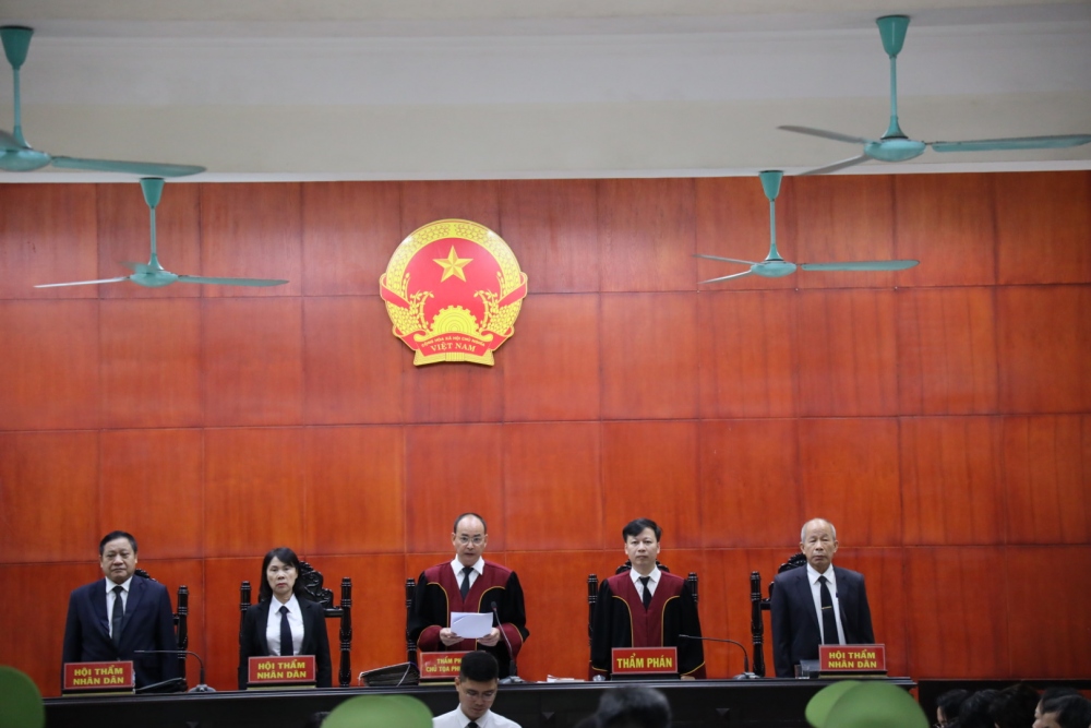 Xét xử sơ thẩm vụ án liên quan đến đấu thầu tại Bệnh viện Sản - Nhi Quảng Ninh - Ảnh 1.