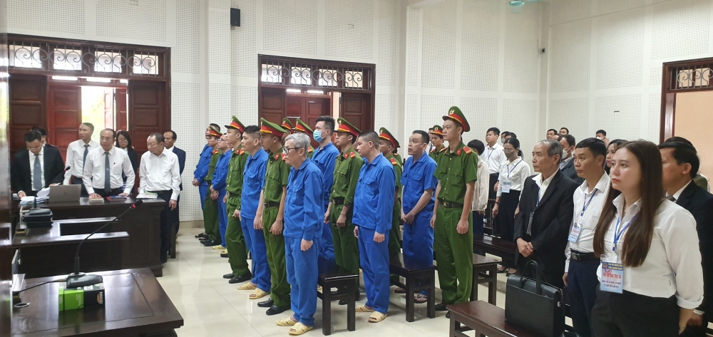 Xét xử sơ thẩm vụ án liên quan đến đấu thầu tại Bệnh viện Sản - Nhi Quảng Ninh - Ảnh 3.