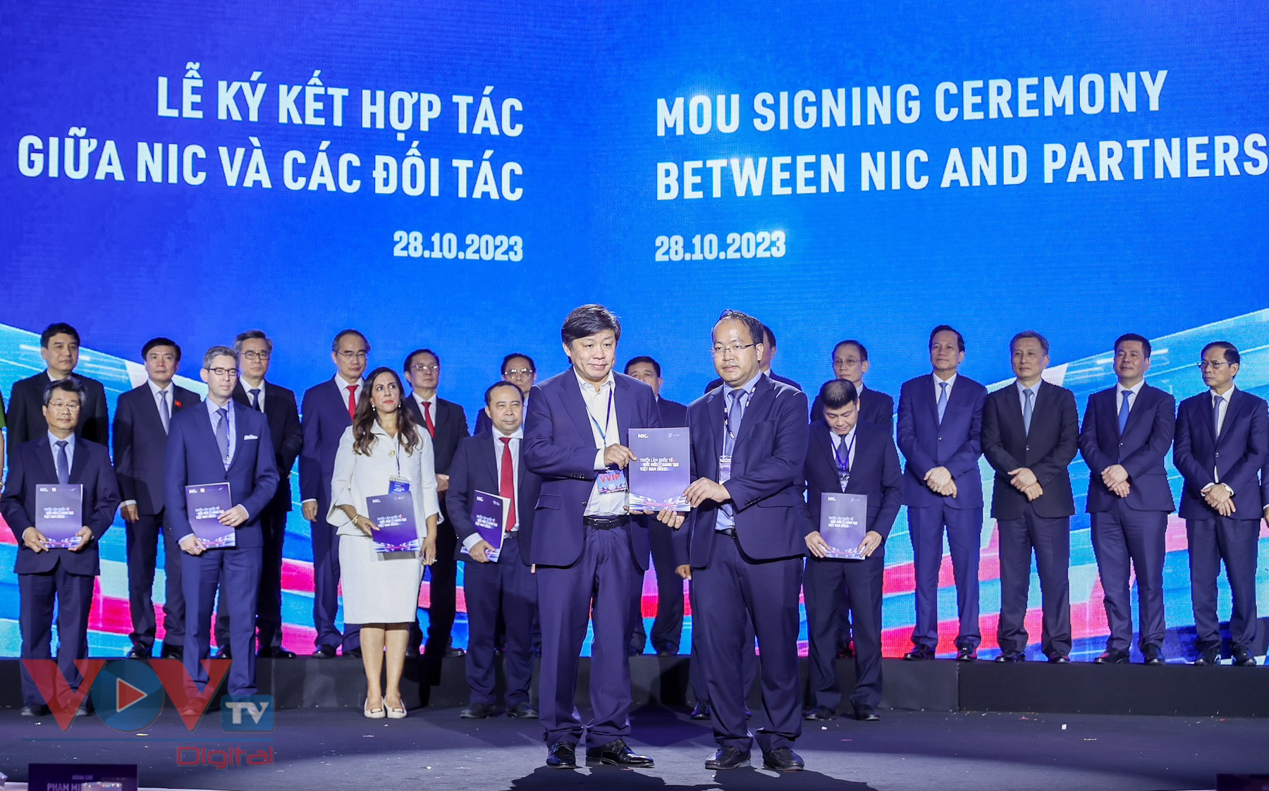Thủ tướng dự Lễ khánh thành NIC cơ sở Hòa Lạc và khai mạc Triển lãm quốc tế đổi mới sáng tạo Việt Nam 2023 - Ảnh 2.