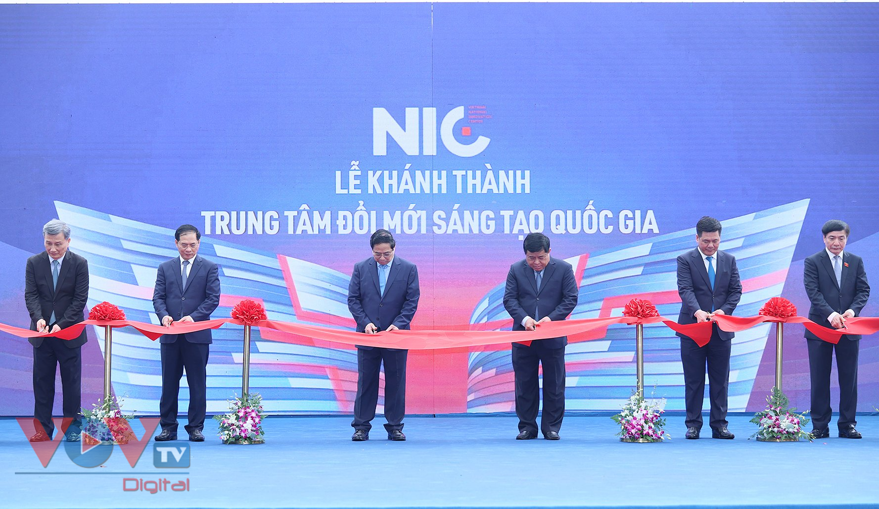 Thủ tướng dự Lễ khánh thành NIC cơ sở Hòa Lạc và khai mạc Triển lãm quốc tế đổi mới sáng tạo Việt Nam 2023 - Ảnh 6.