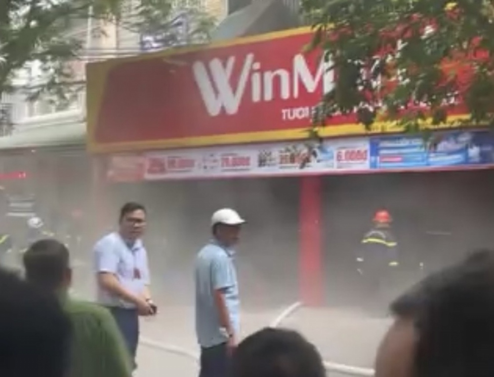 Cháy siêu thị WinMart+ tại Cầu Giấy, Hà Nội - Ảnh 1.