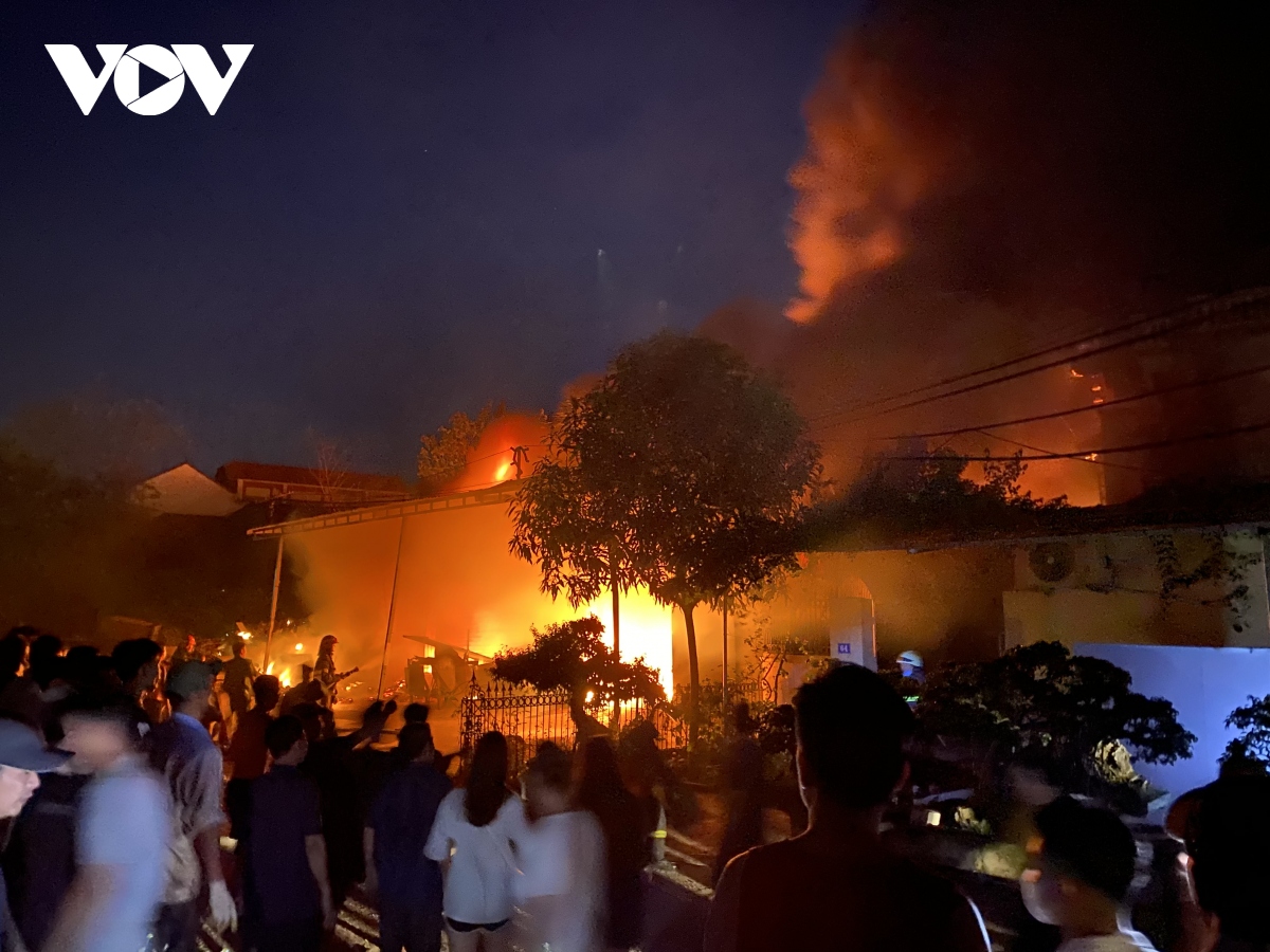 Cháy lớn ở khu vực sản xuất dệt, len ở xã La Phù, Hà Nội - Ảnh 4.