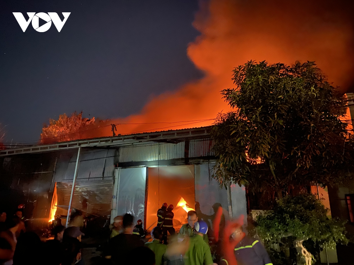 Cháy lớn ở khu vực sản xuất dệt, len ở xã La Phù, Hà Nội - Ảnh 1.