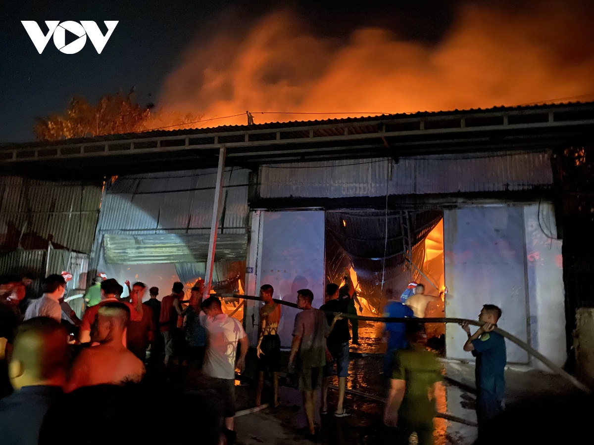 Cháy lớn ở khu vực sản xuất dệt, len ở xã La Phù, Hà Nội - Ảnh 8.