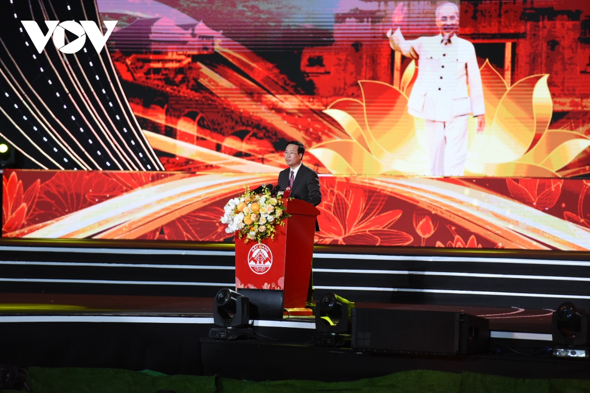 Toàn cảnh Chủ tịch nước Võ Văn Thưởng dự Lễ kỷ niệm 60 năm Bác Hồ thăm tỉnh Hà Bắc - Ảnh 9.