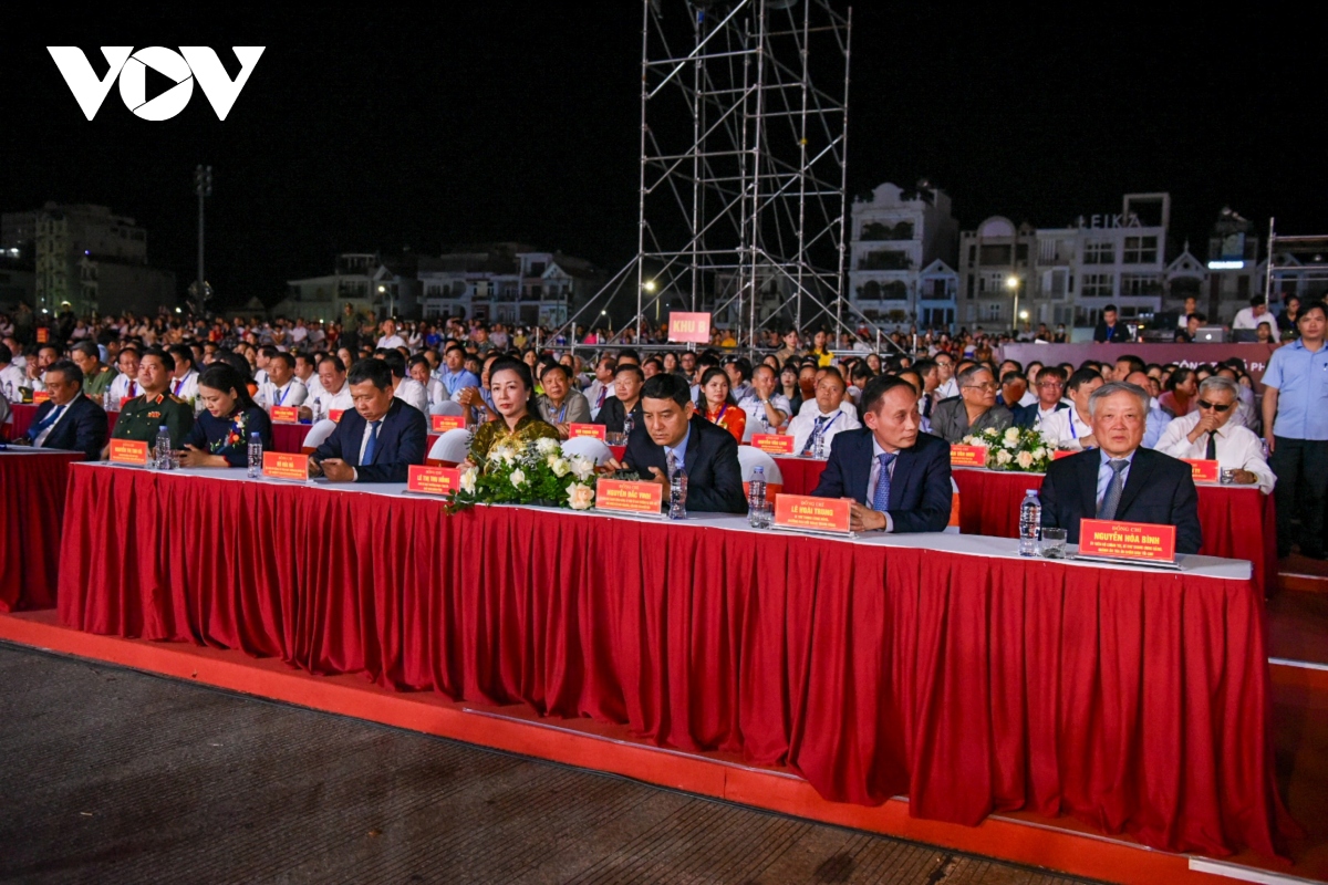 Toàn cảnh Chủ tịch nước Võ Văn Thưởng dự Lễ kỷ niệm 60 năm Bác Hồ thăm tỉnh Hà Bắc - Ảnh 3.