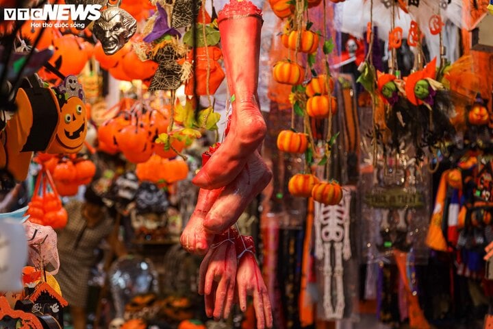 Sau rằm Trung thu, 'thủ phủ' Hàng Mã lại rực sắc màu Halloween - Ảnh 13.