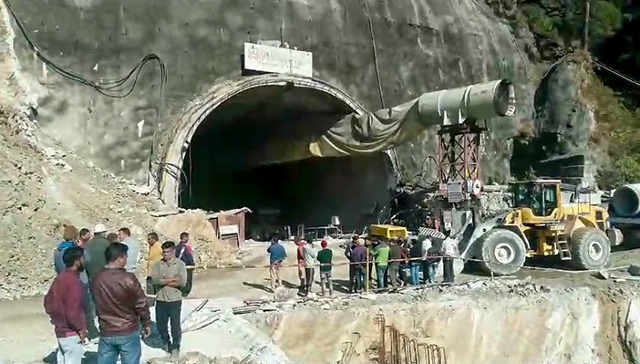 Sập đường hầm đang xây dựng ở Ấn Độ, 36 công nhân mắc kẹt- Ảnh 1.