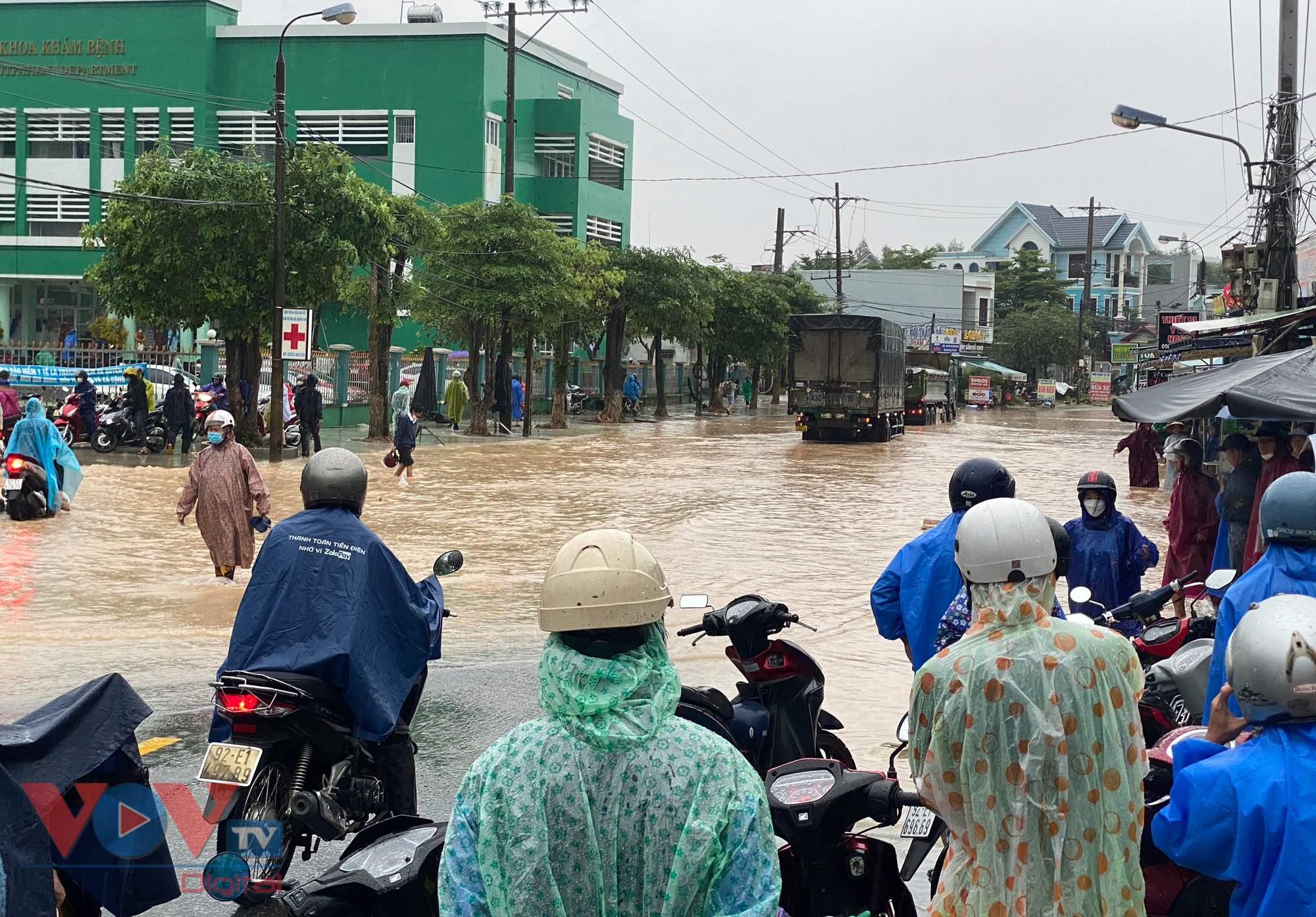 Mưa lớn, giao thông chia cắt vùng “rốn lũ” của tỉnh Quảng Nam- Ảnh 2.