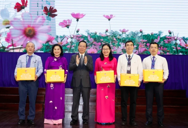 Chủ tịch nước chúc mừng ngày Nhà giáo Việt Nam tại Đại học Quốc gia TP.HCM- Ảnh 2.