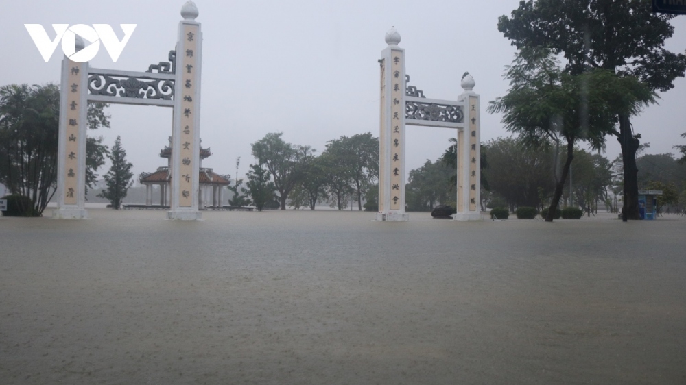 Thủ tướng yêu cầu tập trung ứng phó, khắc phục hậu quả mưa lũ tại Trung Bộ- Ảnh 1.