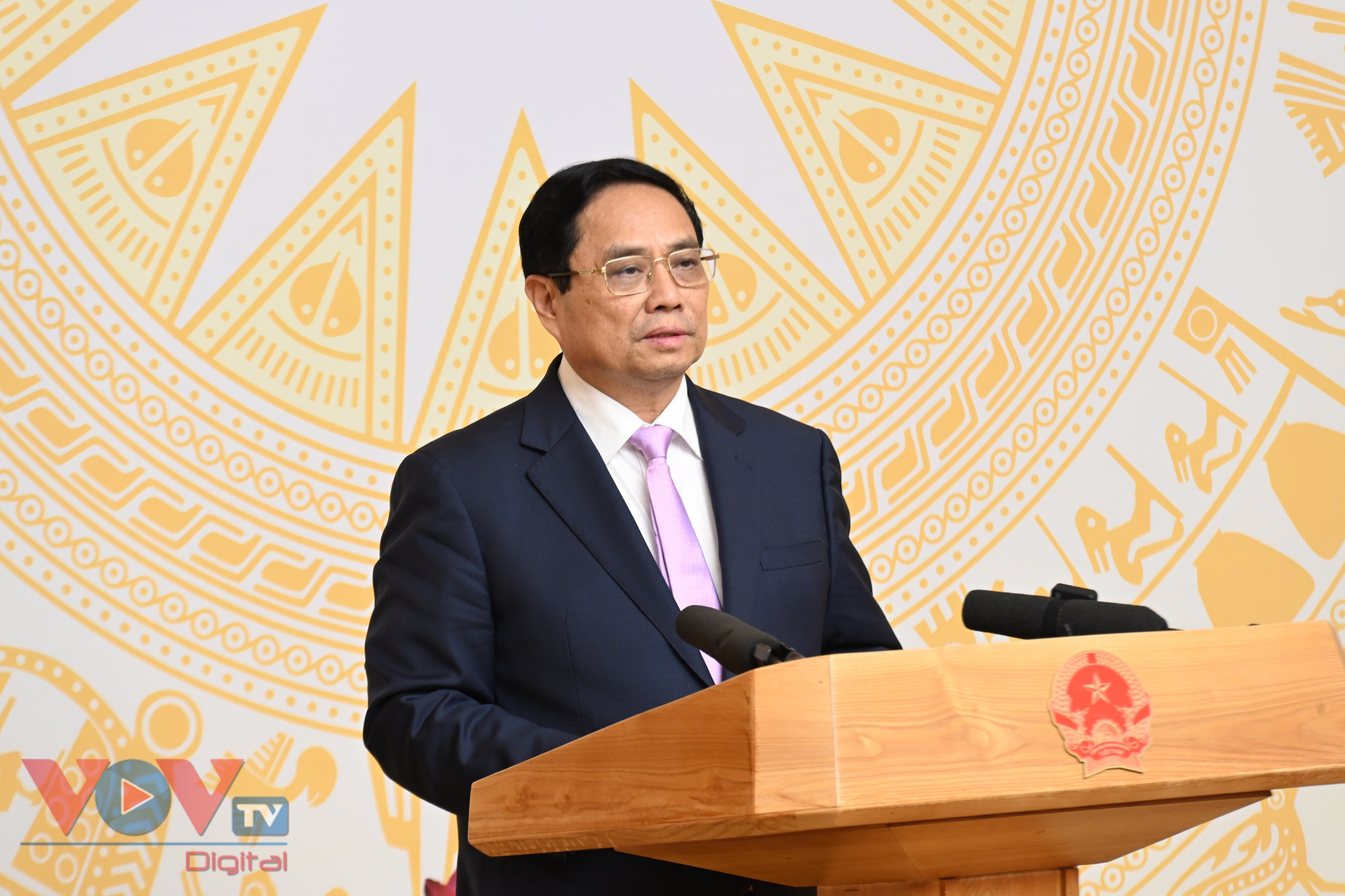 Thủ tướng Phạm Minh Chính gặp mặt nhà giáo và cán bộ quản lý giáo dục tiêu biểu nhân ngày Nhà giáo Việt Nam- Ảnh 1.