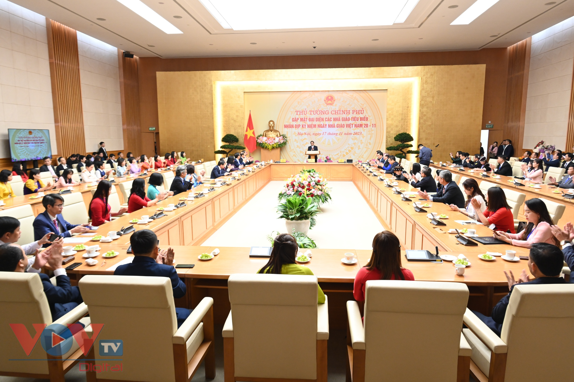 Thủ tướng Phạm Minh Chính gặp mặt nhà giáo và cán bộ quản lý giáo dục tiêu biểu nhân ngày Nhà giáo Việt Nam- Ảnh 3.