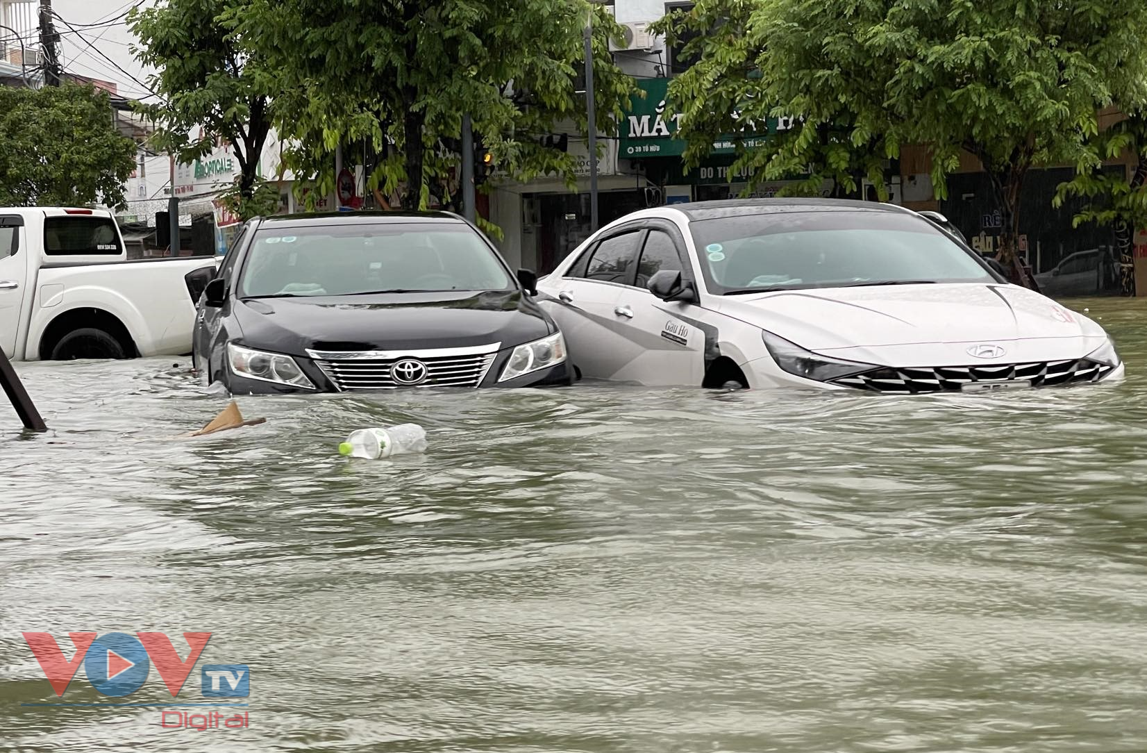 Sau đợt mưa lũ, nhiều tiệm sửa ô tô, xe máy quá tải ở Thừa Thiên Huế- Ảnh 1.