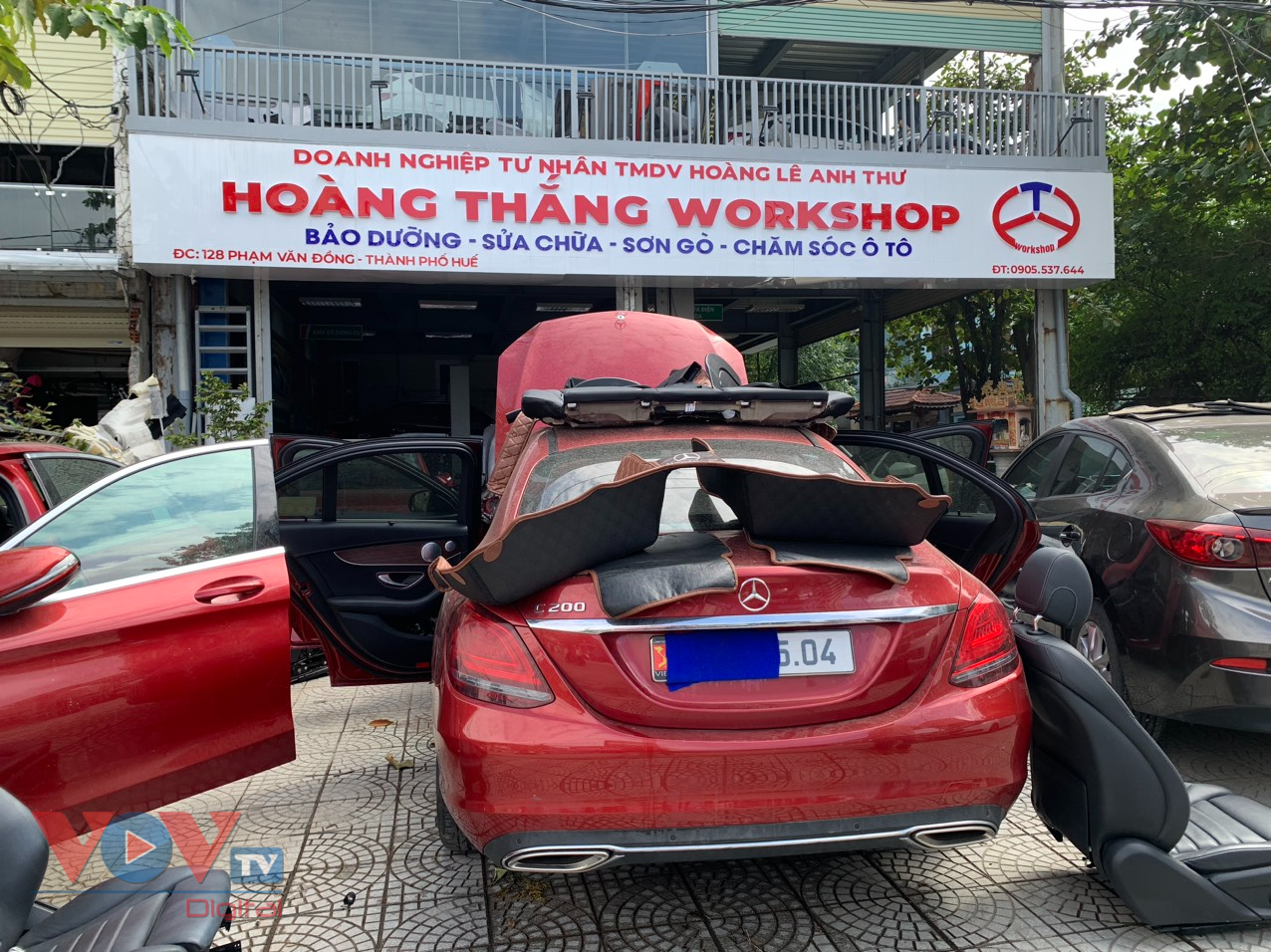 Sau đợt mưa lũ, nhiều tiệm sửa ô tô, xe máy quá tải ở Thừa Thiên Huế- Ảnh 3.