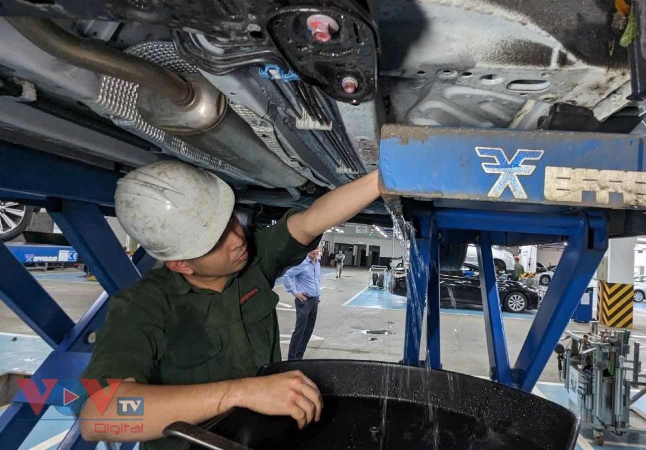 Sau đợt mưa lũ, nhiều tiệm sửa ô tô, xe máy quá tải ở Thừa Thiên Huế- Ảnh 7.