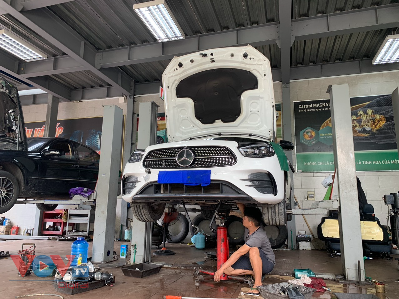 Sau đợt mưa lũ, nhiều tiệm sửa ô tô, xe máy quá tải ở Thừa Thiên Huế- Ảnh 10.