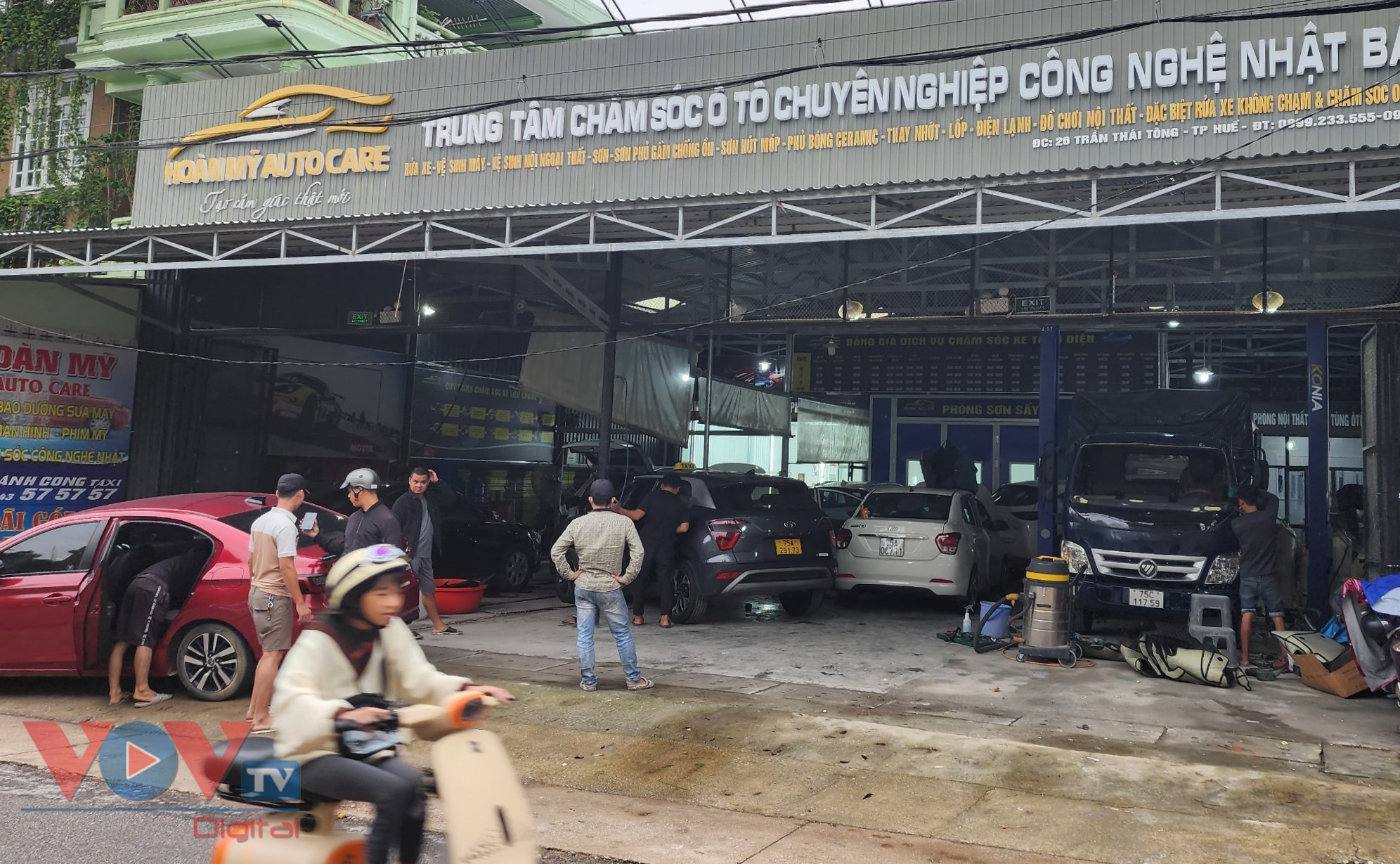 Sau đợt mưa lũ, nhiều tiệm sửa ô tô, xe máy quá tải ở Thừa Thiên Huế- Ảnh 11.