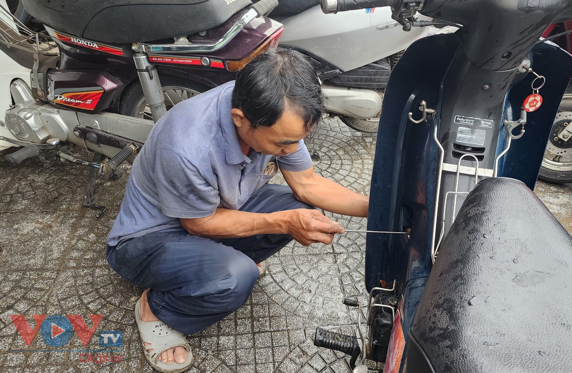 Sau đợt mưa lũ, nhiều tiệm sửa ô tô, xe máy quá tải ở Thừa Thiên Huế- Ảnh 12.