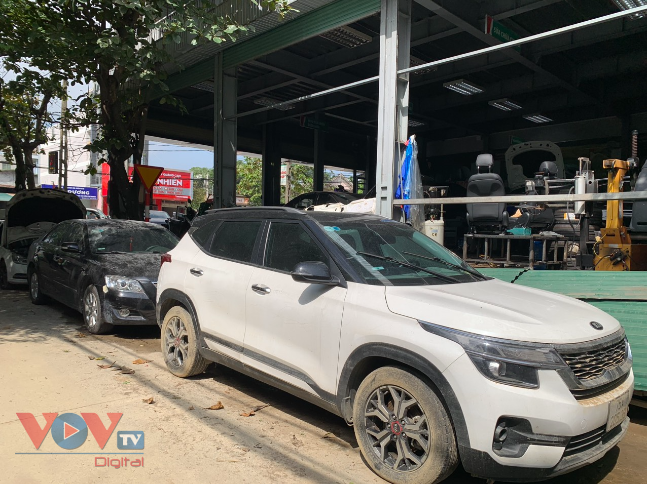 Sau đợt mưa lũ, nhiều tiệm sửa ô tô, xe máy quá tải ở Thừa Thiên Huế- Ảnh 17.