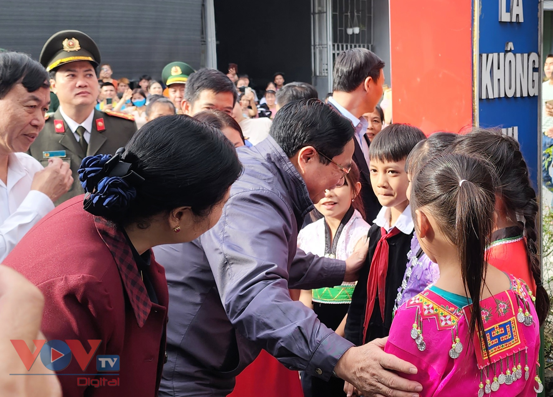 Thủ tướng thăm, tặng quà cho trẻ em có hoàn cảnh khó khăn tại Lai Châu- Ảnh 3.