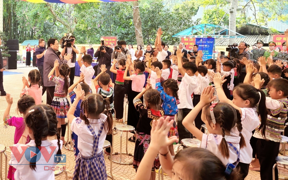Thủ tướng thăm, tặng quà cho trẻ em có hoàn cảnh khó khăn tại Lai Châu- Ảnh 5.