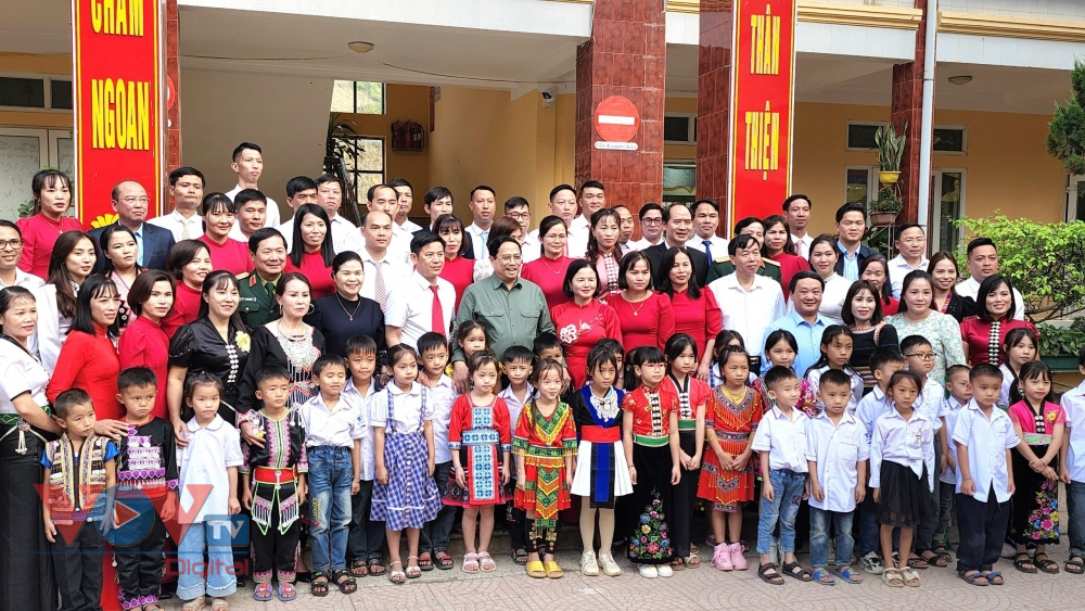 Thủ tướng thăm, tặng quà cho trẻ em có hoàn cảnh khó khăn tại Lai Châu- Ảnh 6.