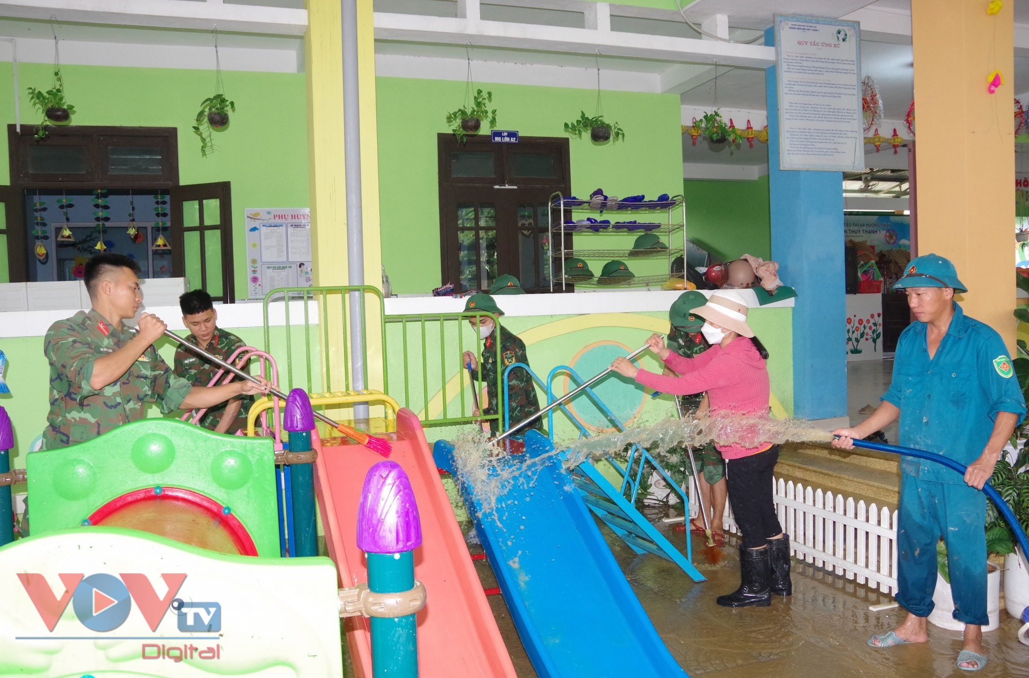 Thừa Thiên Huế: Khẩn trương vệ sinh trường học sau mưa lũ- Ảnh 1.
