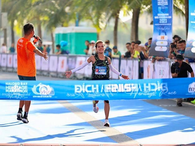 Phạm Thị Hồng Lệ và Đặng Anh Quyết vô địch giải Marathon Quốc tế di sản Hạ Long 2023- Ảnh 3.