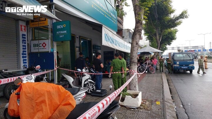 Khởi tố 2 nghi phạm dùng súng cướp ngân hàng, đâm bảo vệ tử vong ở Đà Nẵng- Ảnh 2.