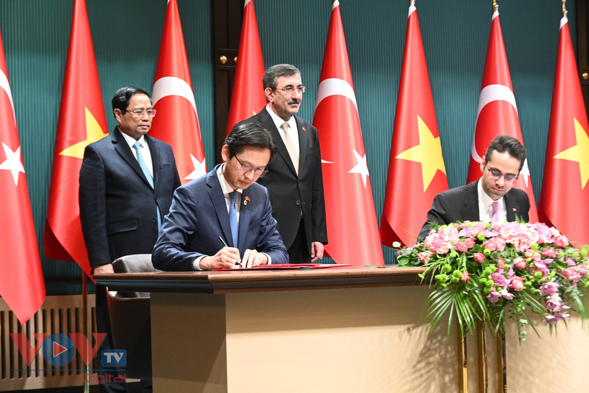 Thủ tướng Phạm Minh Chính và Phó Tổng thống Thổ Nhĩ Kỳ chứng kiến lễ ký kết Biên bản ghi nhớ về hợp tác giữa Học viện Ngoại giao Việt Nam và Học viện Ngoại giao Thổ Nhĩ Kỳ.jpg
