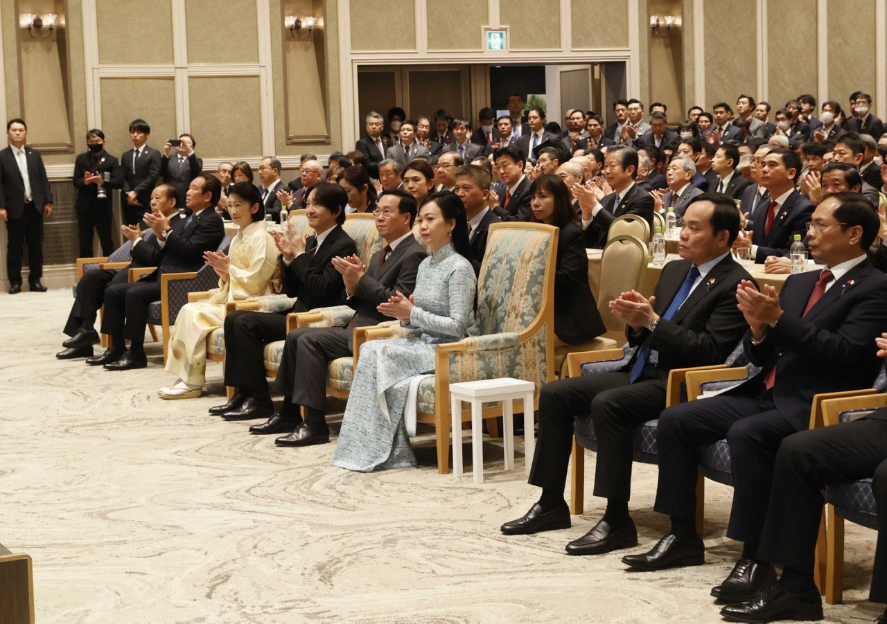Chủ tịch nước Võ Văn Thưởng và Phu nhân cùng Hoàng Thái tử Nhật Bản Akishino và Công nương tham dự Lễ kỷ niệm.jpg
